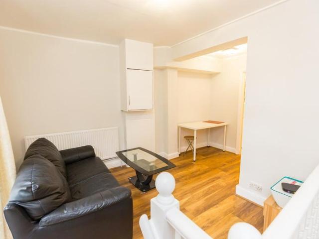 Kensington one bed flat with balcony to rent