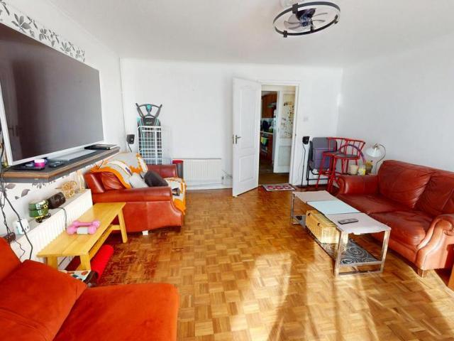 Kensington Avenue, Thornton Heath CR7 2 bed flat to rent £1,800 pcm £415 pw