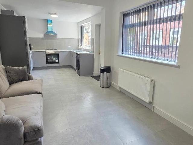 Kensington Avenue Bills Inc, Manchester M14, 4 bed shared accommodation to rent, £700 pcm | PrimeLocation