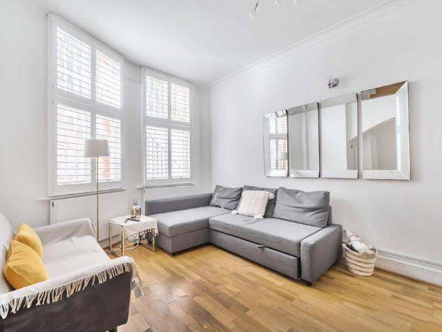 Kensington Court, High Street. 2 bed flat to rent £6,500 pcm £1,500 pw