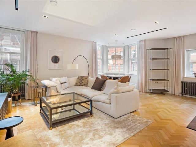 Kensington Court, Kensington, W8 3 bed apartment to rent £11,917 pcm £2,750 pw