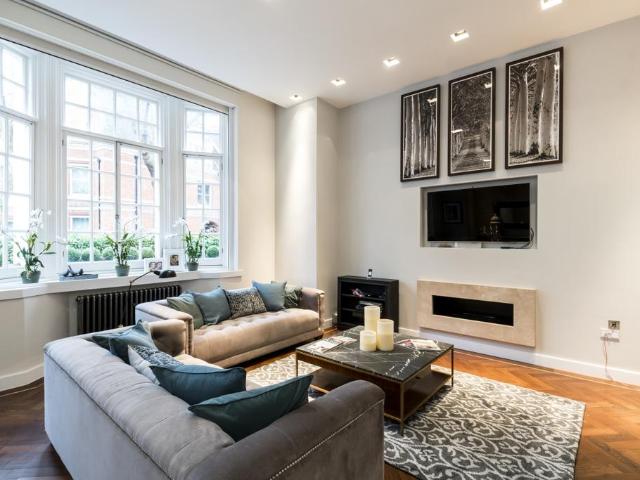 Kensington Court London W8 2 bed flat to rent £8,450 pcm £1,950 pw
