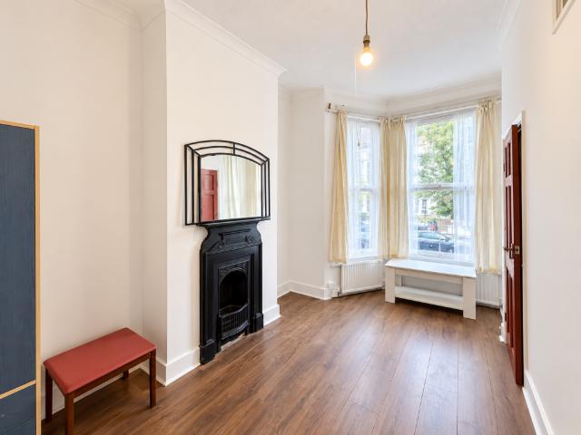 Kensington Gardens, Ilford, IG1 2 bed flat to rent £1,750 pcm £404 pw