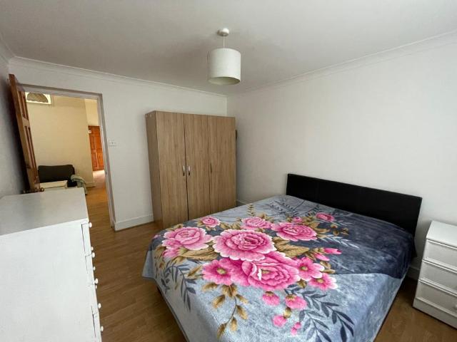 Kensington Gardens, Ilford, IG1 2 bed flat to rent £1,800 pcm £415 pw