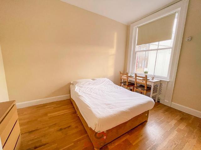 Kensington Gardens Square, Bayswater. Studio to rent £1,712 pcm £395 pw