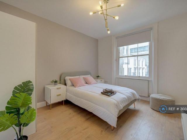 Kensington Gardens Square, London, W2 1 bed flat to rent £2,590 pcm £598 pw