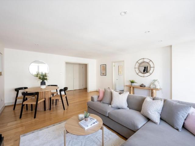 Kensington Gardens Square, London W2 2 bed flat to rent £5,200 pcm £1,200 pw
