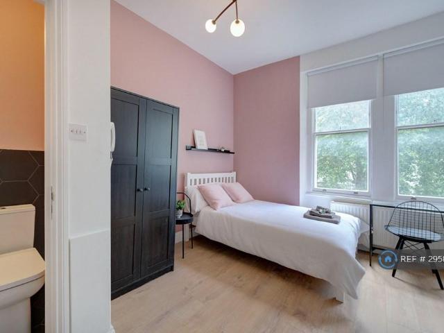 Kensington Gardens Square, London, W2 Studio to rent £2,150 pcm £496 pw