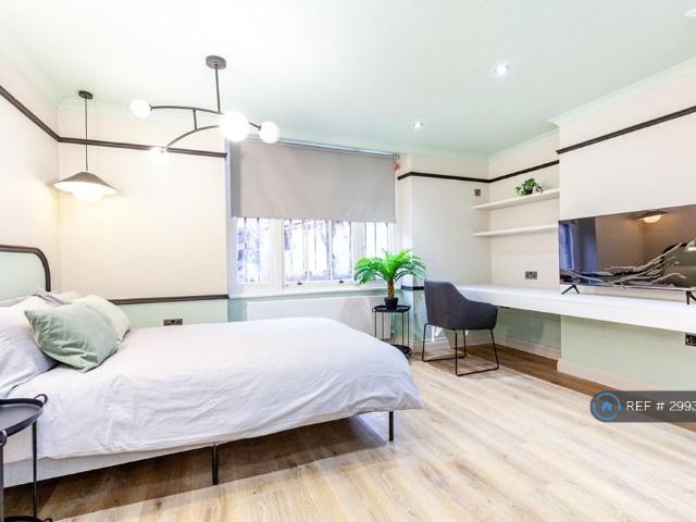 Kensington Gardens Square, London, W2 Studio to rent £2,200 pcm £508 pw