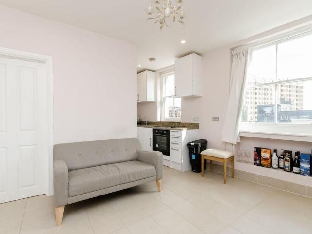 Kensington Hall Gardens, West. 1 bed flat to rent £2,300 pcm £531 pw