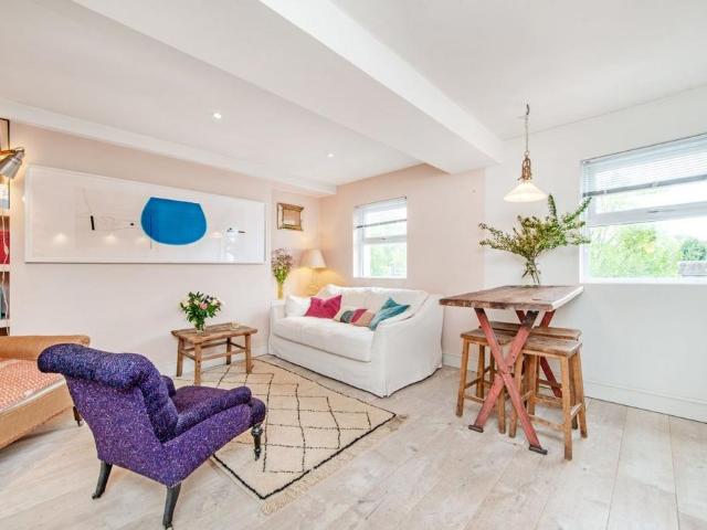 Kensington High Street, London, W8 1 bed flat to rent £3,000 pcm £692 pw