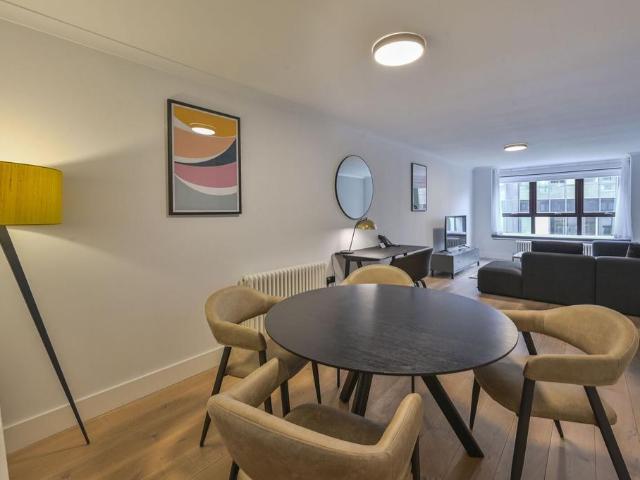 Kensington High Street, London, W8. 1 bed flat to rent £8,064 pcm £1,861 pw