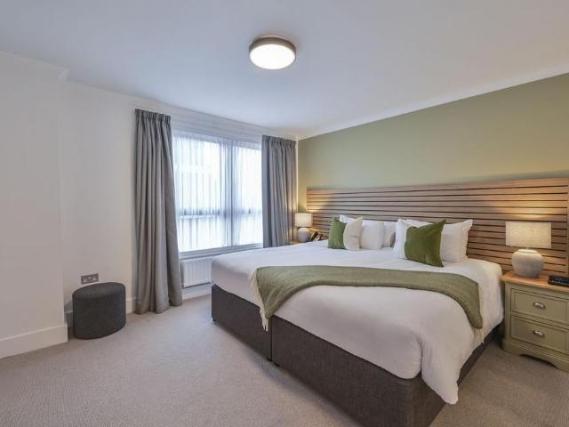 Kensington High Street, London, W8. 2 bed flat to rent £13,433 pcm £3,100 pw