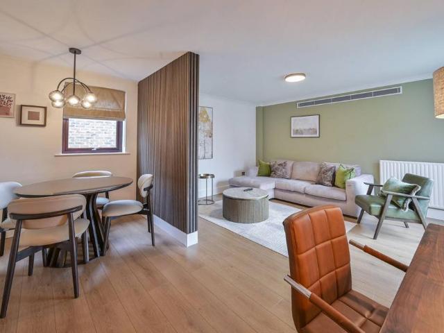 Kensington High Street, London, W8. 2 bed flat to rent £14,777 pcm £3,410 pw