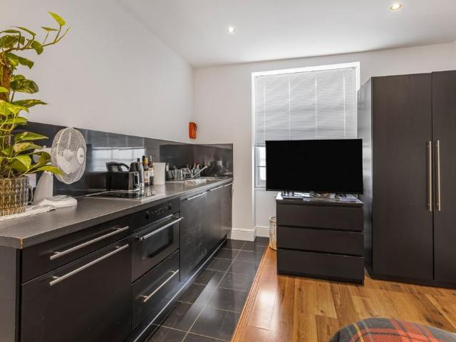 Kensington Park Road, Notting Hill. 1 bed terraced house to rent £1,850 pcm £427 pw
