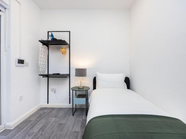 Kensington SW5, 1 bed flat to rent, £2,500 pcm | PrimeLocation