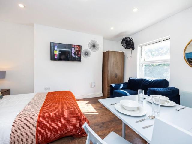 Kensington SW5, Studio to rent, £2,808 pcm | PrimeLocation