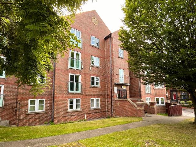 Kensington Terrace, Hyde Park, Leeds. 4 bed flat to rent £1,595 pcm £368 pw