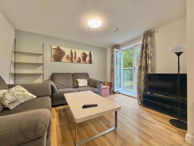 Kensington Terrace, Hyde Park, Leeds. 4 bed flat to rent £1,650 pcm £381 pw
