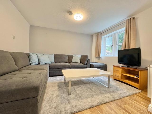 Kensington Terrace, Hyde Park, Leeds. 4 bed flat to rent £1,650 pcm £381 pw
