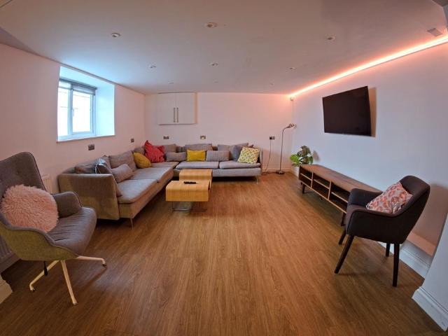 Kensington Terrace, Leeds LS6 8 bed terraced house to rent £5,824 pcm £1,344 pw
