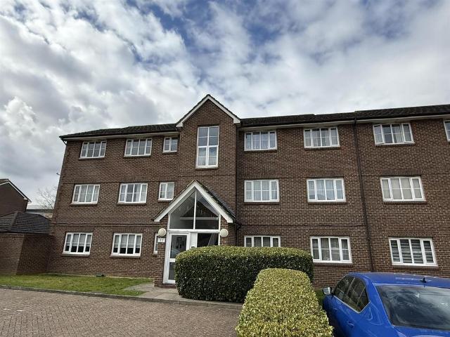 Kensington Way, Borehamwood WD6 2 bed apartment to rent £1,585 pcm £366 pw