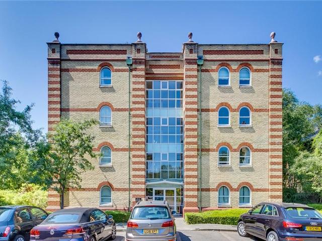 Keble Place, Barnes, London, SW13 2 bed flat to rent £3,250 pcm £750 pw