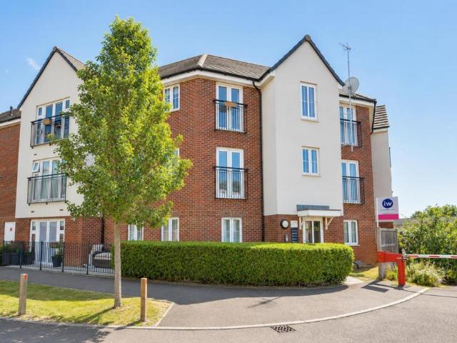 Keen Avenue, Buntingford. 2 bed flat to rent £1,325 pcm £306 pw