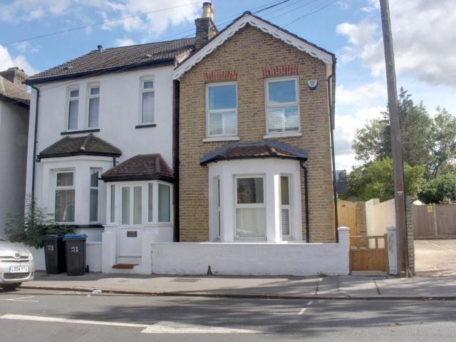 Keens Road, Croydon CR0 3 bed detached house to rent £2,250 pcm £519 pw