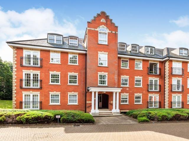 Keephatch House, Montague Close, Wokingham RG40, 2 bed flat to rent, £1,500 pcm | PrimeLocation
