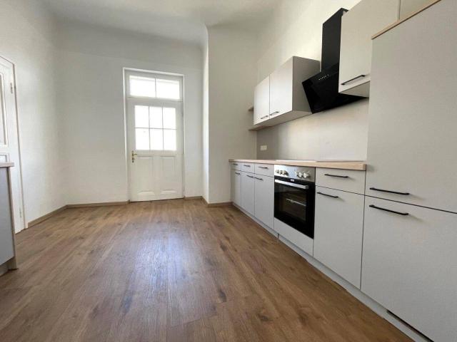 Keesgasse großzügige 4 ZimmerAltbauwohnung mit Balkon!