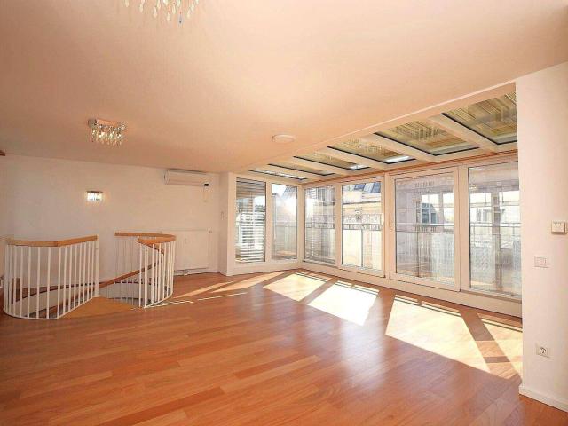 KEINE SCHRÄGEN ! Die Wohnfläche ist voll nutzbar + 1 Gartenterrasse ca. 100 m² + 5 Terrassen ca. 50 m² + 1 Garagenplatz im Eigentum