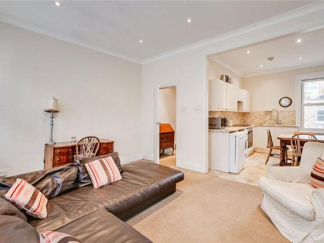 Kelvedon Road, London SW6 3 bed flat to rent £4,350 pcm £1,004 pw