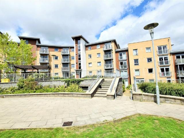 Kelvin Gate, Bracknell, Berkshire, RG12 2 bed flat to rent £1,300 pcm £300 pw