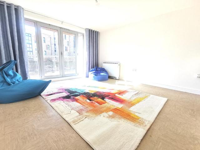 Kelvin Gate, Bracknell, BerkshIre, RG12 2 bed flat to rent £1,399 pcm £323 pw