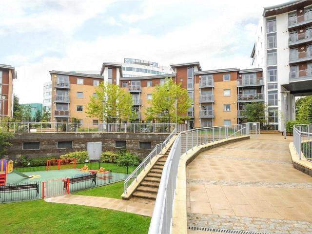 Kelvin Gate, Bracknell, Berkshire, RG12 2 bed flat to rent £1,350 pcm £312 pw