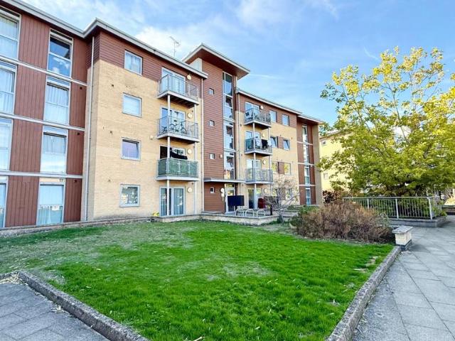 Kelvin Gate, Bracknell, Berkshire, RG12 2 bed flat to rent £1,400 pcm £323 pw