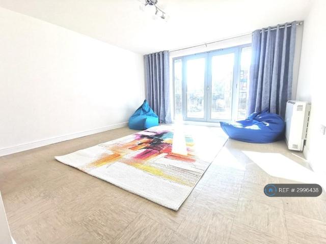 Kelvin Gate, Bracknell, RG12 2 bed flat to rent £1,350 pcm £312 pw