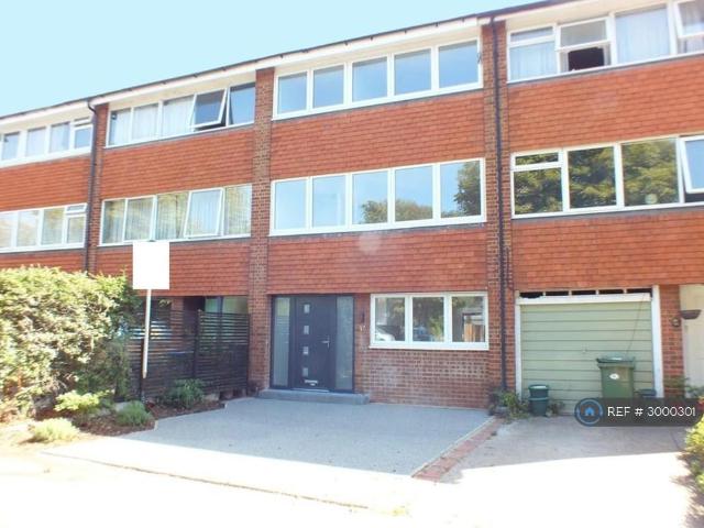 Kelvinbrook, West Molesey, KT8 4 bed terraced house to rent £2,750 pcm £635 pw