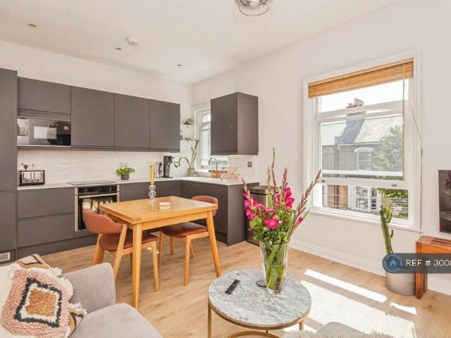 Kellett Road, London, SW2 2 bed flat to rent £2,550 pcm £588 pw
