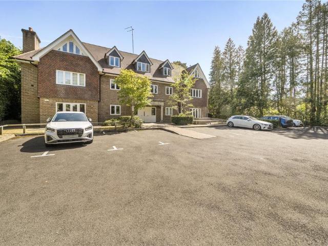 Kellie House, London Road. 2 bed penthouse to rent £2,750 pcm £635 pw