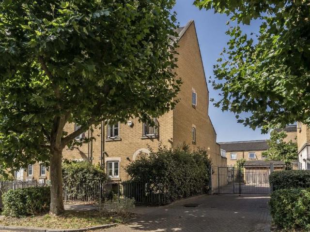 Kelly Avenue, London SE15 4 bed house to rent £4,250 pcm £981 pw