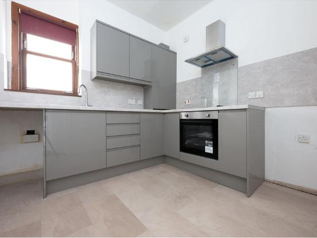 Kelly Street, Greenock, PA16 2 bed flat to rent £650 pcm £150 pw
