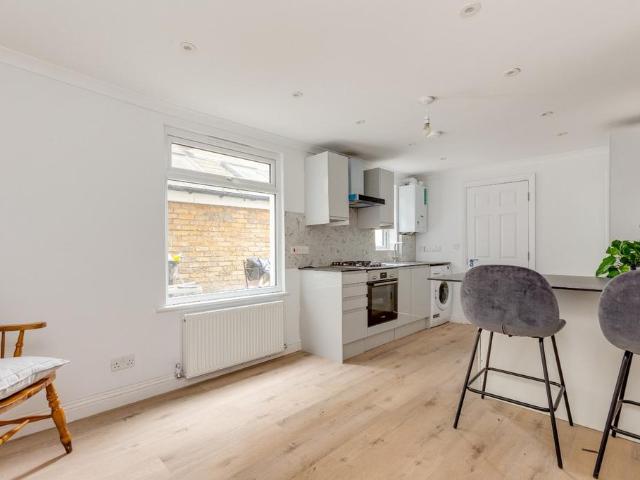 Kelmscott Road, Battersea, London, SW11 2 bed flat to rent £2,750 pcm £635 pw