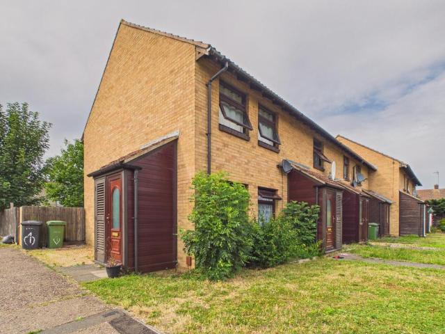 Kelso Court, Peterborough PE4 2 bed end of terrace house to rent £875 pcm £202 pw