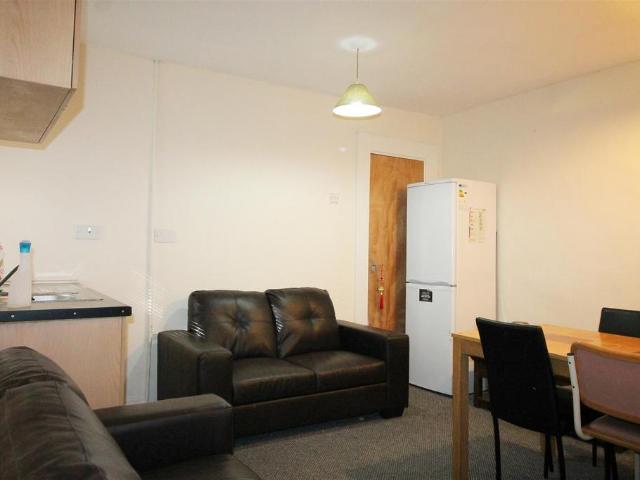 Kelso Gardens, Hyde Park, Leeds 4 bed house to rent £2,409 pcm £556 pw