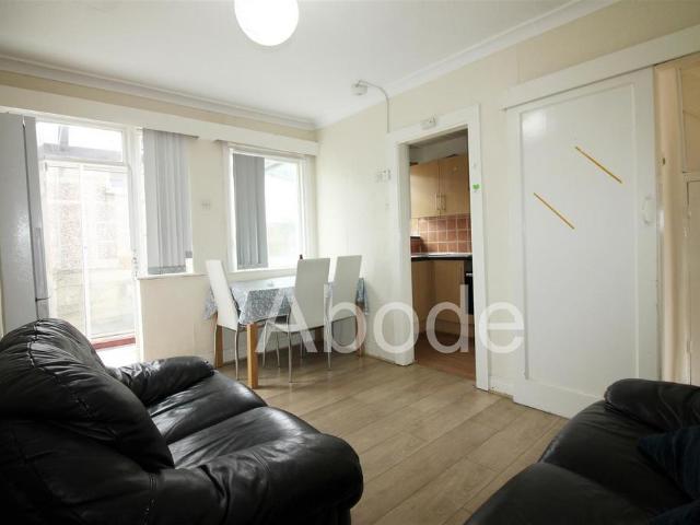 Kelso Gardens, Hyde Park, Leeds 3 bed house to rent £2,392 pcm £552 pw