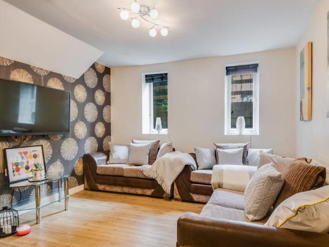KELSO ROAD, Leeds 5 bed flat to rent £2,600 pcm £600 pw