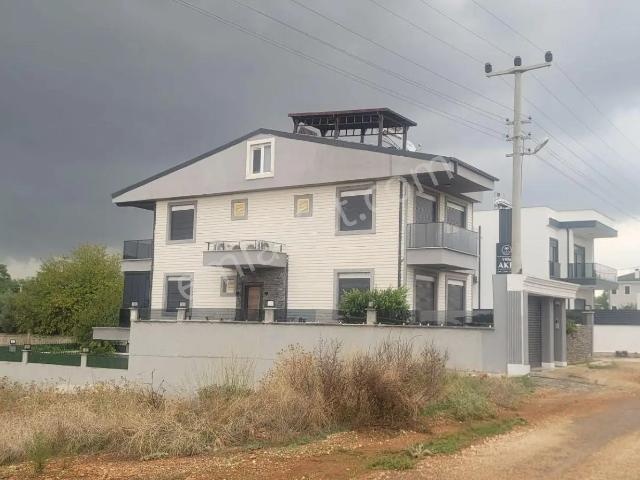 Kepez Odabaşı Mahallesi'nde Havuzlu 5+2 Kiralık Villa