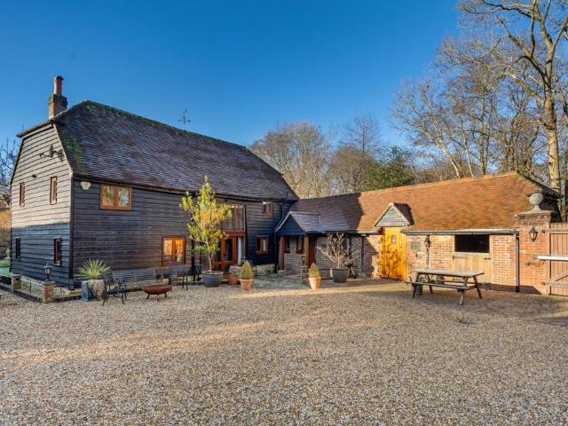 Kerves Lane Horsham RH13 5 bed barn to rent £6,500 pcm £1,500 pw